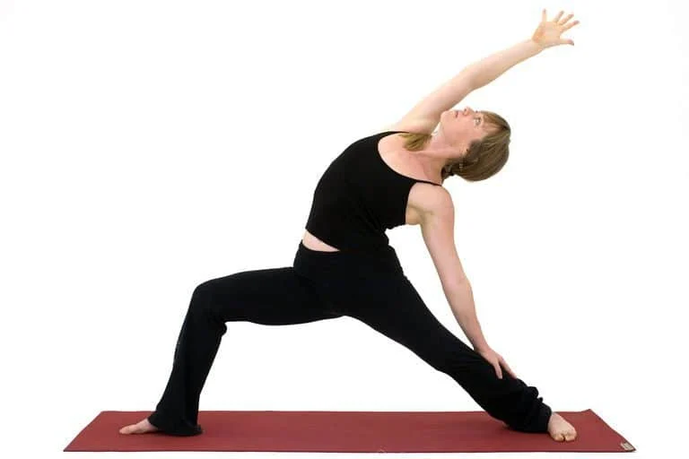 4 Gerakan Yoga Supaya Anda Tidur Lebih Nyenyak - Warrior with one side bend