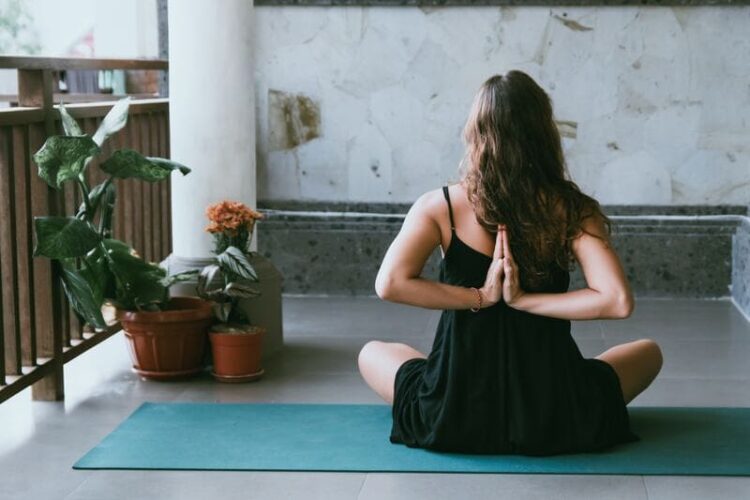 4 Gerakan Yoga Supaya Anda Tidur Lebih Nyenyak - Featured Image