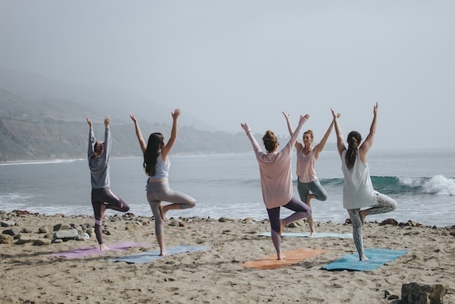 Mengenal Jenis-Jenis Yoga dan Manfaatnya - Aktivitas Yoga Outdoor